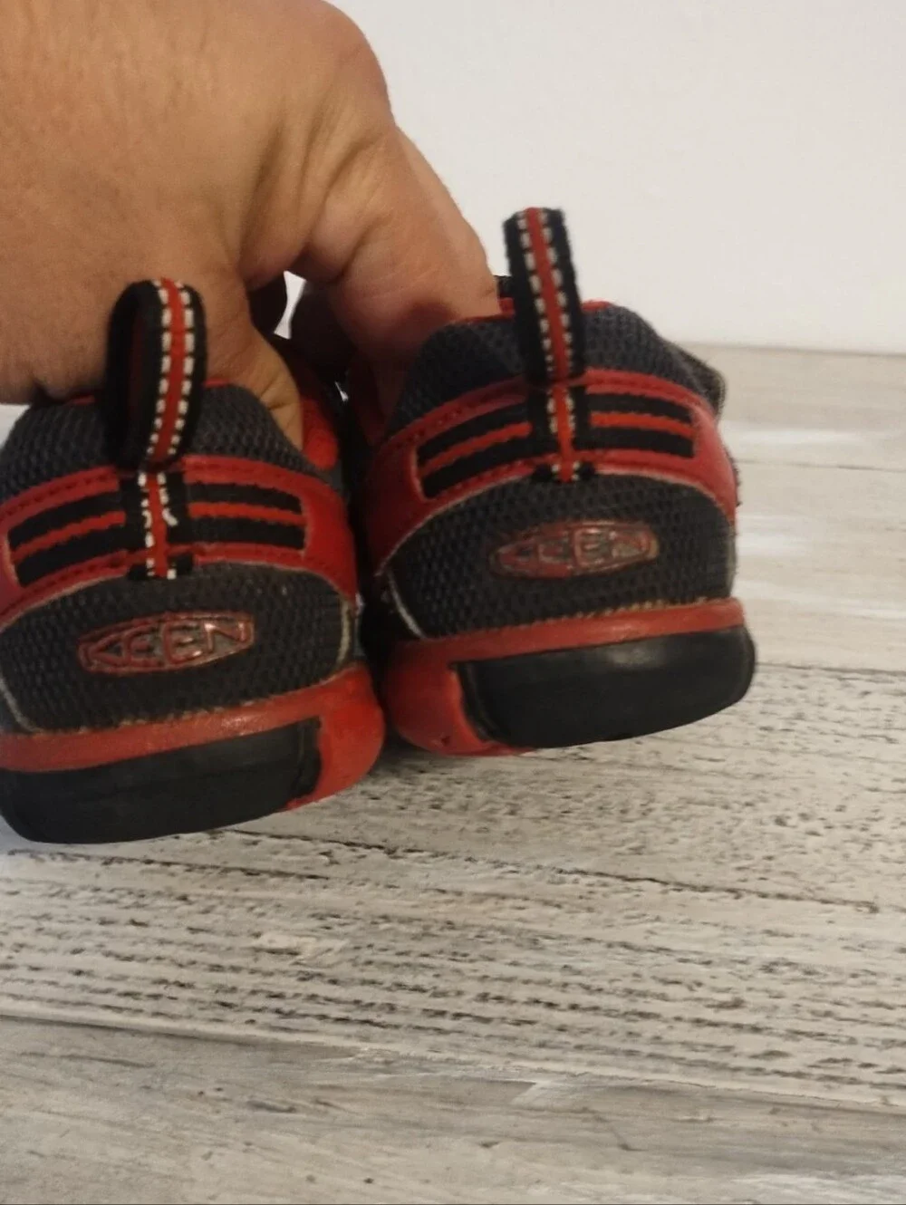 Keen kids u.s.a size 10 Chandler Sneakers Black and Red (UK kids size 9) some